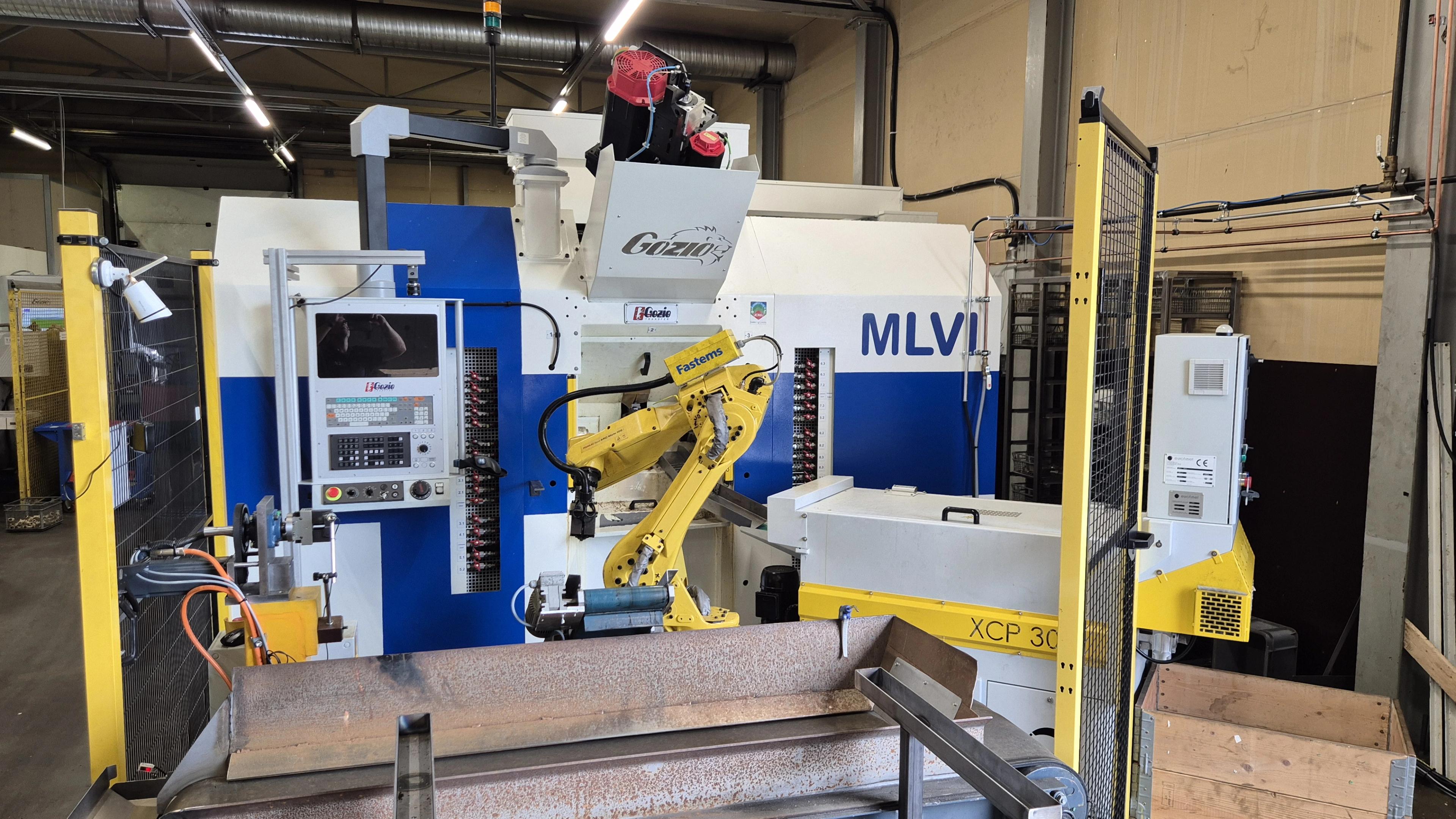 Rivi messinkisiä kierreosia tuotantolinjalla